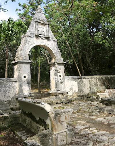This is the archway he built for the women he was in love with.  Her nickname was La Triguena (the brunette).  She rejected his love, so his efforts to win her affection failed. <a href=></a>