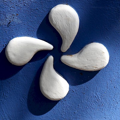 The four, soft, curvilinear, comma-shaped heads of the lauburu. <a href=></a>